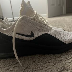 Women’s Nike size 8 sneaker  like new